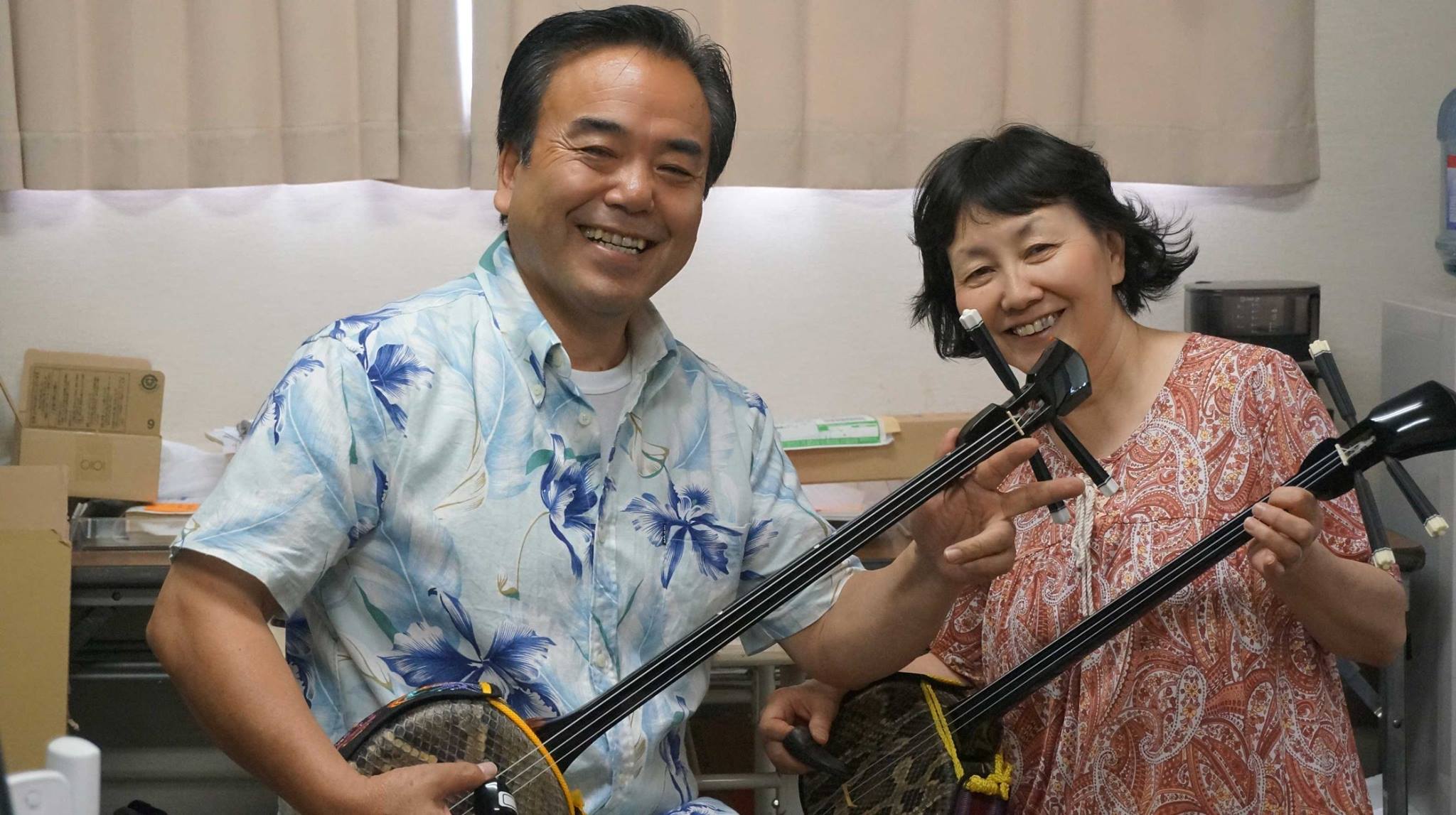 沖縄の三線を持っている画像