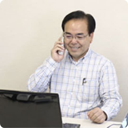 男性が電話対応している画像