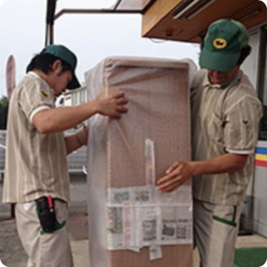 仏壇を運んでいる画像