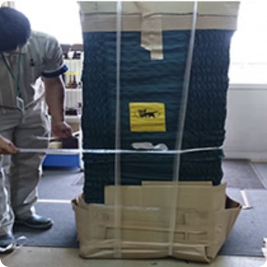 仏壇を運んでいる画像