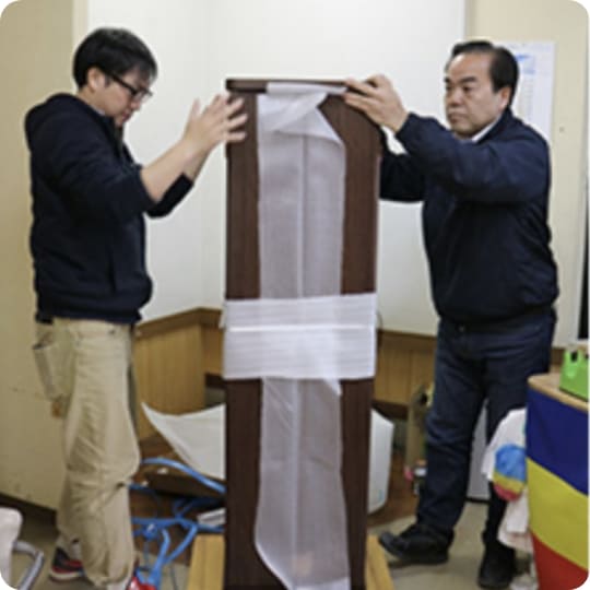 お仏壇をお送りする前にスタッフ2名で検品している画像