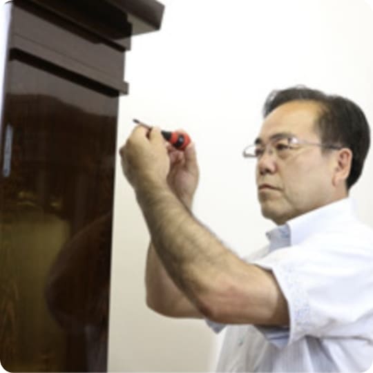 「真心」をこめて仏壇を作っている画像