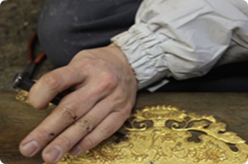 職人の技光る繊細な作業