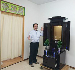 創価仏壇専門店：桜梅桃李.comでは栄光タガヤのクリスタル仏具セット仕様の撮影をしています