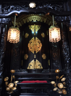 ３０年ほど前に購入した仏壇の扉がなかなか開かず困っております。