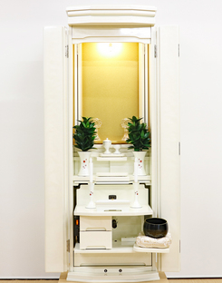 創価学会 家具調仏壇 「輝」 パールホワイト 桜梅桃李ショールーム展示しています。