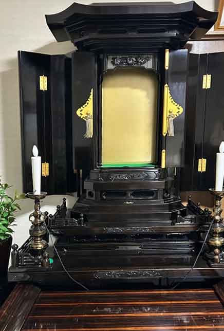 創価仏壇の処分にお困りのあなたに：桜梅桃李では中古仏壇の買い取りもしくは有料処分ができます