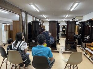 全国初でしょ！お客様のご希望の創価仏壇を横並びにしてご覧いただけるお店です！