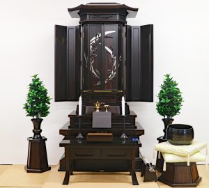 創価学会 厨子型 中古仏壇 1136　25号黒檀 白ゆり 経机・花台・リン台付:発売しました