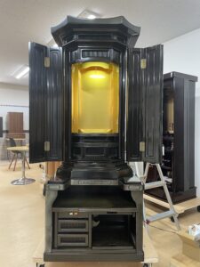 【緊急アンケート】元は高額な仏壇ですが「日焼け」しています。それでも「格安なら欲しい」という同志はいらっしゃいますか？