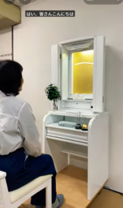 座ればわかる、この安心感。新商品『チャンス ホワイト』の座り心地と理想的な目線の高さを実演解説