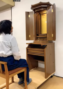 伝統の厨子型が進化！新型『椅子付仏壇』で叶える、最高に心地よい唱題の時間