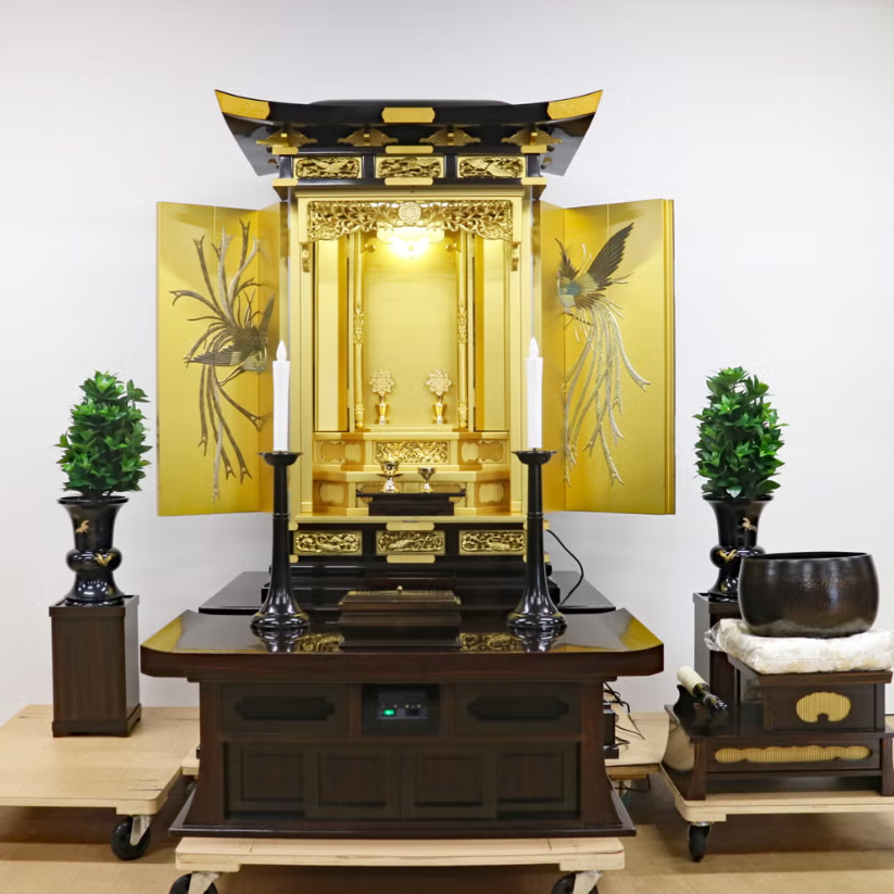 創価学会 厨子型 中古仏壇 1401 白鳳 の全景。鳳凰の装飾と金箔の内陣に明かりが灯る