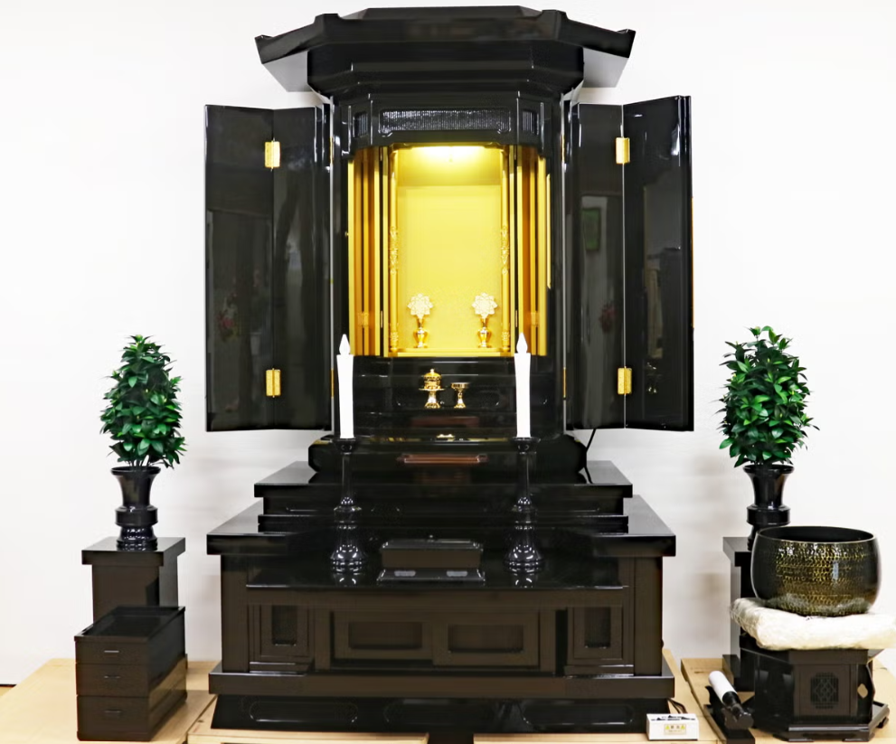 創価学会 厨子型 中古仏壇 1402 の全景。漆黒の扉に部屋が映り込んでいる