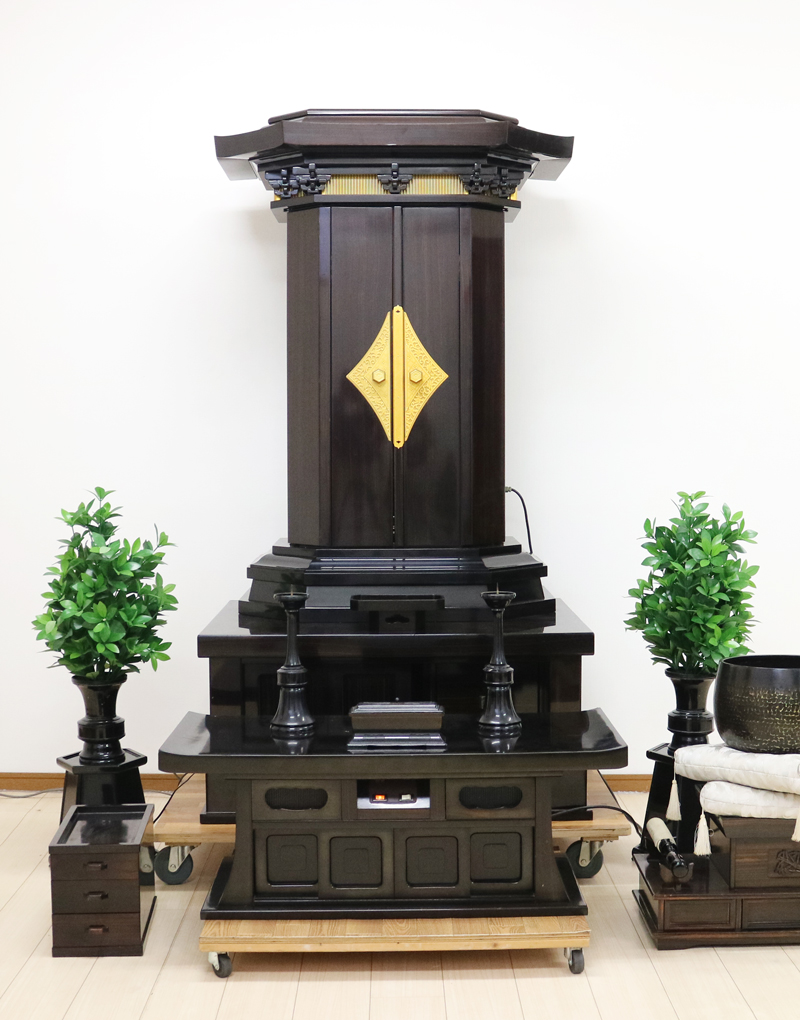 創価学会中古仏壇B609　厨子型仏壇経机付き　和室・洋室・拠点・会場に最適　格安・激安にて最安値にて販売いたします。
