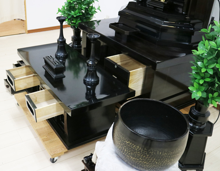 創価学会中古仏壇609　厨子型仏壇経机付き　和室・洋室・拠点・会場に最適　格安・激安にて最安値にて販売いたします。