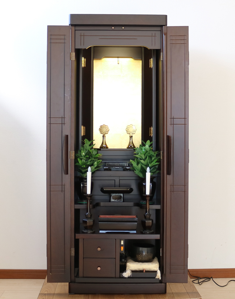 創価学会家具調仏壇中古616　ダーク色のおしゃれな最新家具調仏壇　様々なお部屋になじむ色合いです。