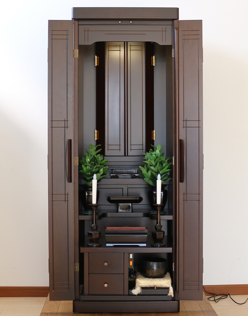 創価学会家具調仏壇中古616　ダーク色のおしゃれな最新家具調仏壇　様々なお部屋になじむ色合いです。
