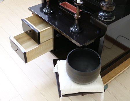 創価学会厨子型収納中古仏壇617　鉄刀木　珍しいガラスカバー付きのお厨子　　様々なお部屋になじむ色合いです。