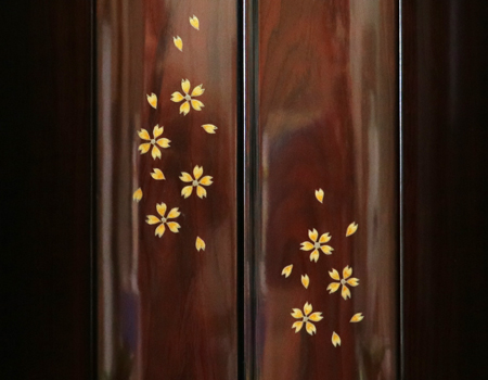 創価学会仏壇専門店桜梅桃李より中古家具調仏壇664を発売いたしました。ローズ調で厨子扉にある花びらが特徴のお仏壇です。