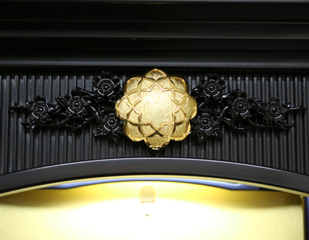 厨子型中古仏壇679です。国産徳島仏壇です。黒檀木のお仏壇となっております。欄間は桜の彫刻で出来ています