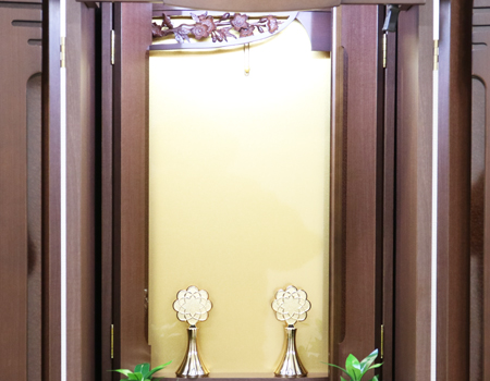 創価学会仏壇買取専門店桜梅桃李.comより家具調電動中古仏壇687の発売を致します。こちらのお仏壇は、金色塗装の新品を付属いたしました。