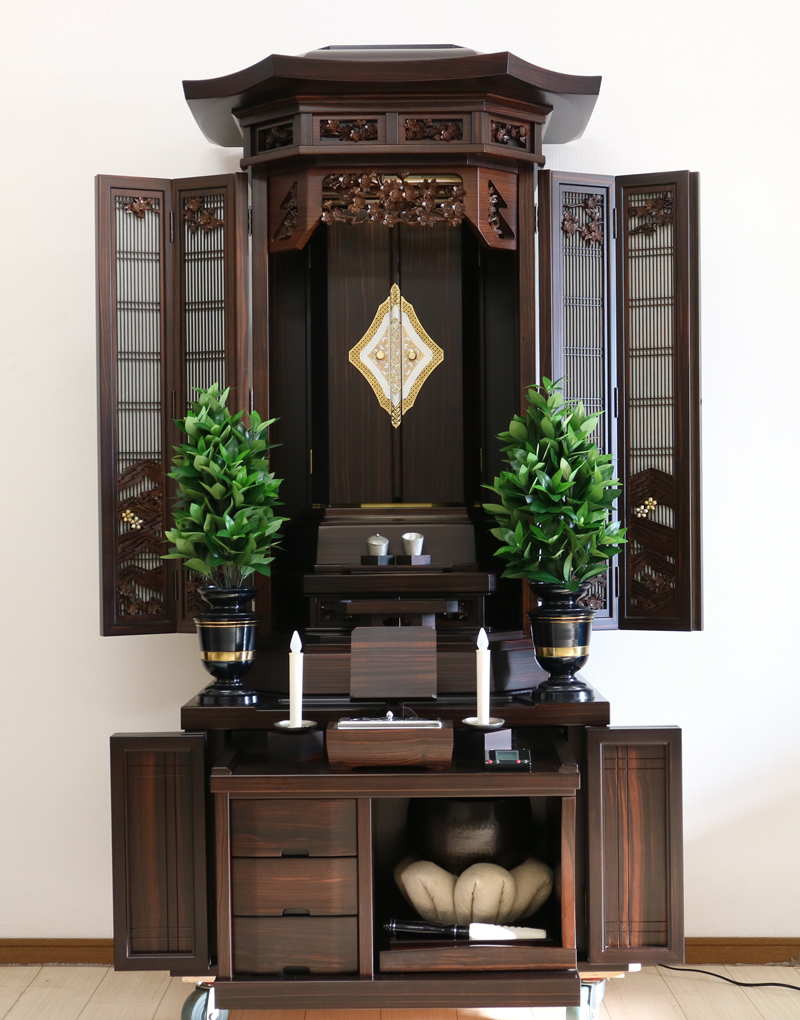 金剛堂の厨子型収納仏壇です。精悍な面持ちで金具一つ一つ丁寧に仕上がっております。  厨子内の二重の桜の彫りがきれいです。