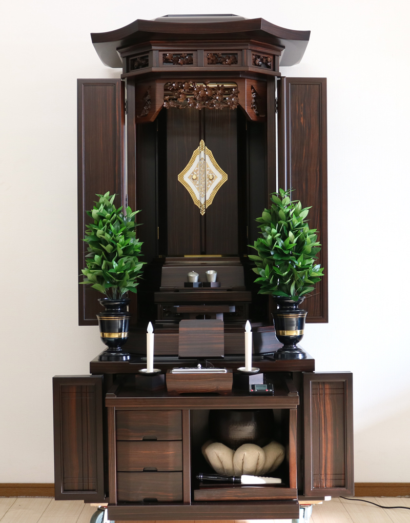 金剛堂の厨子型収納仏壇です。精悍な面持ちで金具一つ一つ丁寧に仕上がっております。  厨子内の二重の桜の彫りがきれいです。