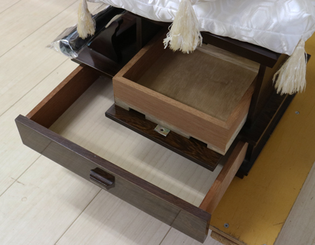 桜梅桃李.comより創価学会厨子型中古仏壇702鉄刀木電動開閉機新品を発売いたします。和室・拠点に最適です。