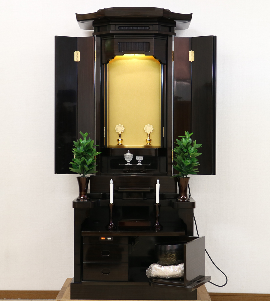 創価学会中古仏壇718　中古仏壇です。鉄刀木のお仏壇となっております。厨子内は金色艶有塗装を施しております。