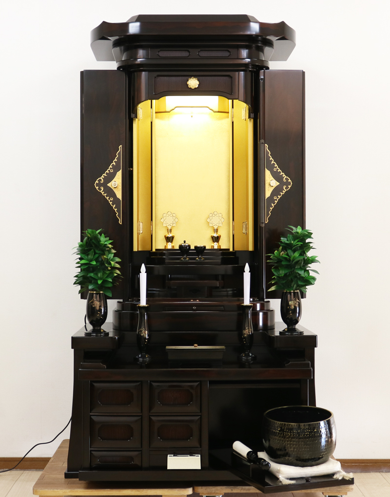 中古厨子型収納仏壇です。黒檀のお仏壇となっております。厨子内は金色艶有塗装を施しております。  和室に最適です。