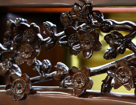 創価学会仏壇専門店桜梅桃李.comにて販売中中古厨子型収納仏壇722お厨子の欄間は綺麗な桜が二重に彫刻されております。
