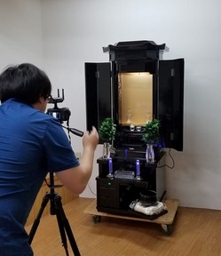 創価仏壇・創春黒檀桜蒔絵付き　撮影しています。