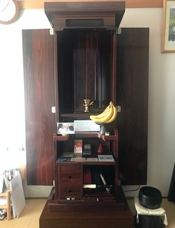 勤行でイスを使う場合、仏壇を高くする方法