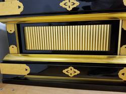 漆と金箔のお掃除：左側側面下台部分の試しクリーニングが