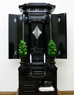 千葉県から親子3代でご来店いただき創価学会 厨子収納型仏壇 「美勝」 黒檀注文頂きました。