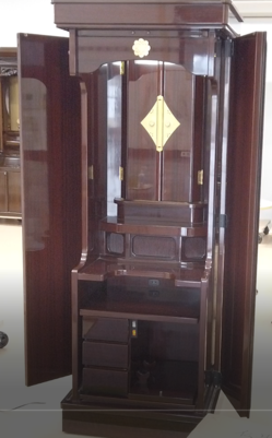 中古仏壇から八葉マークをきれいにはがす方法：市販のテープハガシとカーワックスできれいになります。