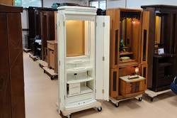 本日埼玉県よりお仏壇を見に来られました。特に3本をじっくりご覧いただけました。