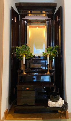 創価学会 家具調仏壇 「虹」 鉄刀木：改造し厨子内強化ガラス装着：桜梅桃李