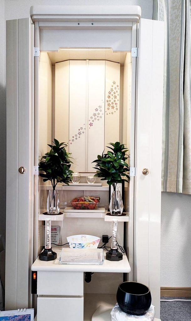 お仏壇、無事、設置して頂けました。