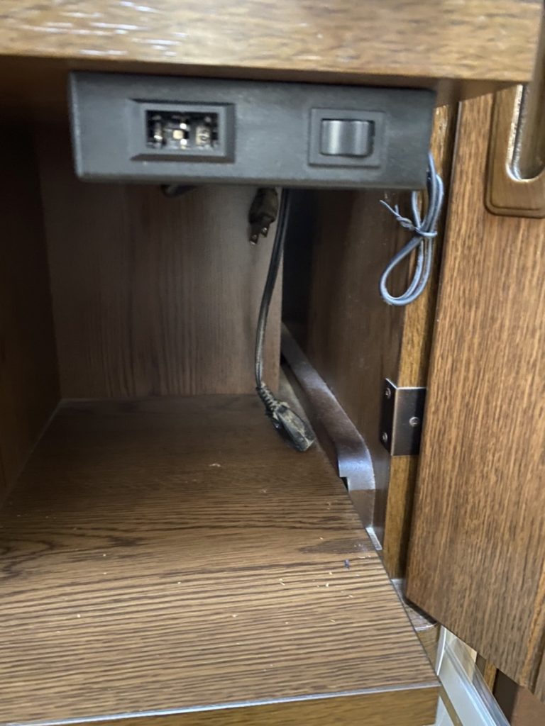 全国対応 創価仏壇の故障 ヨシダスイッチ破損 lineで写真を頂き無料で修理のアドバイスしています。