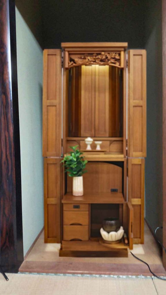 店内の仏壇は中古の仏壇とは思えないほどきれいで大変驚きました。