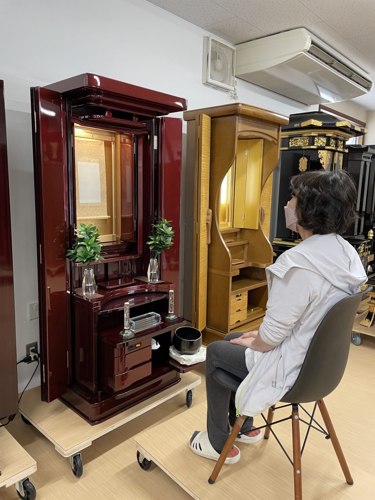 在庫に無い仏壇を仕入れてご覧いただくサービスを終了させていただきます。