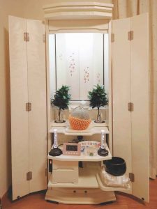 お客様からの声：創価学会 家具調仏壇 「輝」 パールホワイト:「桜の蒔絵」を特別に描きました：色々相談に乗って頂き、本当に気に入った仏壇になりました。