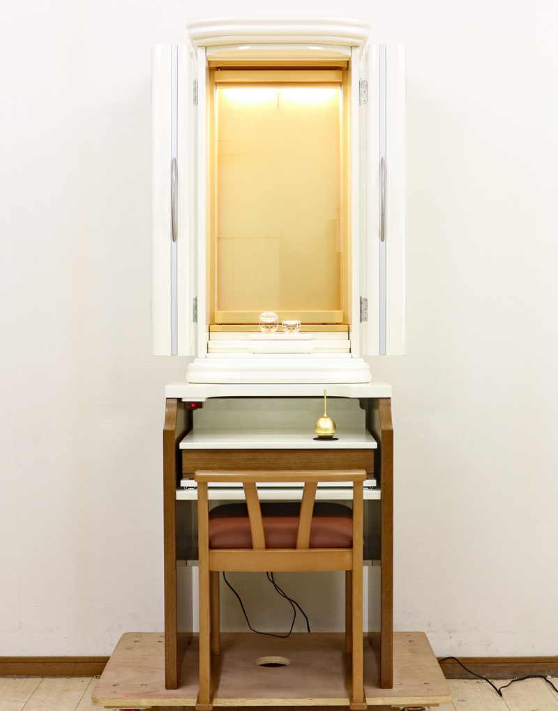 創価仏壇 イス付き仏壇 「ソアラ」 パールホワイト：常住ご本尊対応：今月のお勧め仏壇