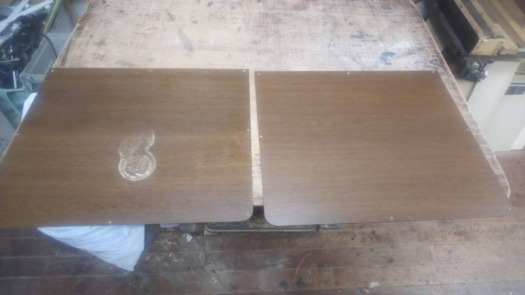 創価仏壇の天板に（屋根のふた部分）写真のようにシミのようなものが出たので、新しく変えたいとのご要望にお応えしました。