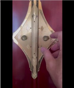 創価仏壇の自動扉が開かない：LINEで速攻対策伝授両手で左右の方向に開くことが出来ますよ。解決