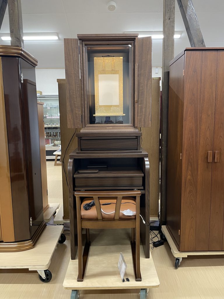 創価仏壇革命「虚空厨子」：イス付き：専用置き台などオプション品が増えました。