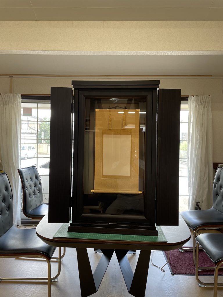 2023年8月24日：記念すべき虚空厨子・黒檀誕生しました。題目があがる仏壇：常住ご本尊様もゆったりと荘厳にご安置できます。