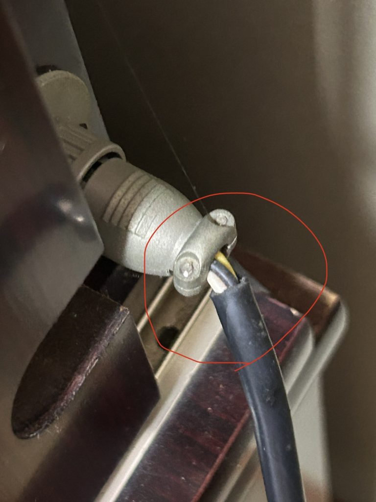 仏壇のコードが心配です：コネクターのところ線がむき出している！？大丈夫ですか？